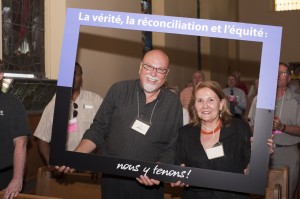 Jamie Scott de l'Église unie et Commissaire Marie Wilson. (Photo : Richard Choe)