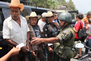 Checkpoint between San Rafael Las Flores and Mataquescuintla during the first day of the declared State of Siege in four the municipalities due to the violent mining conflict in the region, involving Vancouver-based Tahoe Resources, which erupted this week resulting in a State of Siege where numerous constitutional rights are suspended for 30 days. Mataquescuintla, Jalapa, Guatemala. May 2, 2013. Copyright:James A. Rodríguez / MiMundo.org