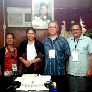 Desmond Jagger-Parsons with Connie Sorio and Ed Bianchi of Kairos, and the Mayor of Midsalip, Liwaya A. Paras.