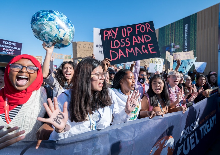 Des jeunes défilent sur le lieu de la conférence des Nations Unies sur les changements climatiques et brandissent des pancartes