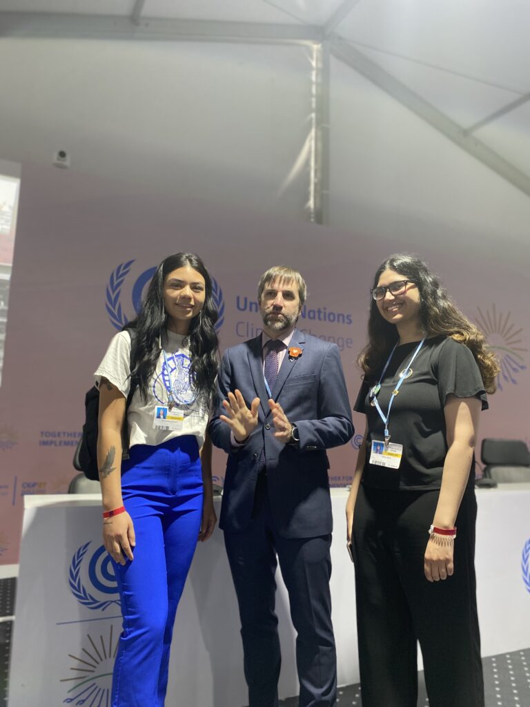 Yusra (right) and Tia (left) with Environment and Climate Change Minister, Steven Guilbeault (middle)